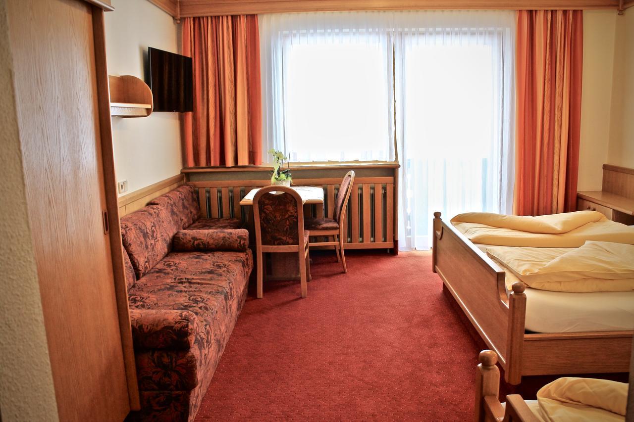 Dreibettzimmer mit Dusche